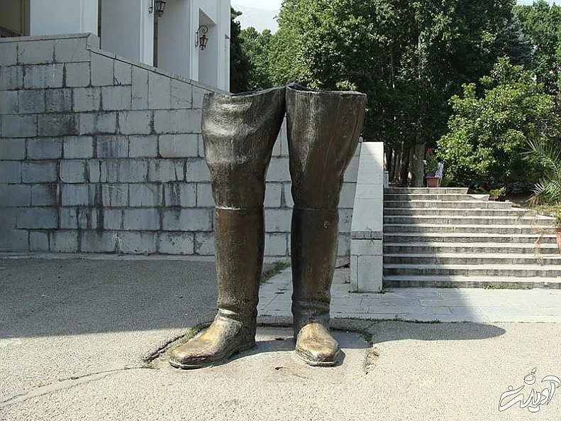 تندیس چکمههای رضاخان روبهروی کاخ موزه سفید